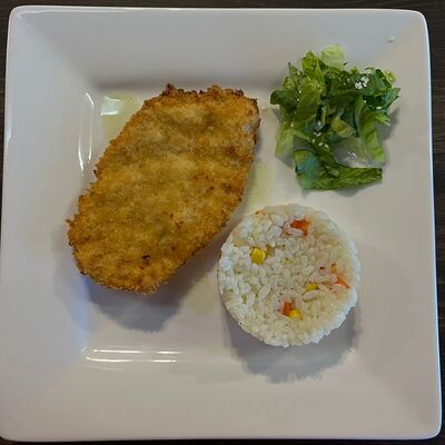 Шницель куриный с рисом и овощами в Карасёвня по цене 444 ₽