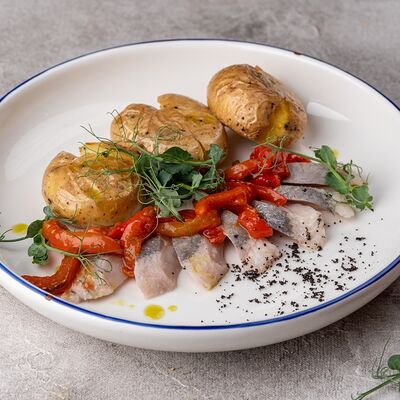 Мочёная сельдь с печёным картофелем и томлёным перцем в Русская усадьба по цене 565 ₽