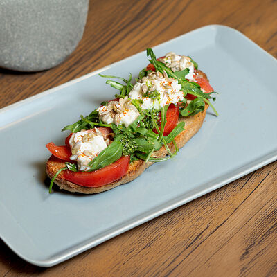 Брускетта со страчателлой и соусом из базилика в Белок по цене 790 ₽