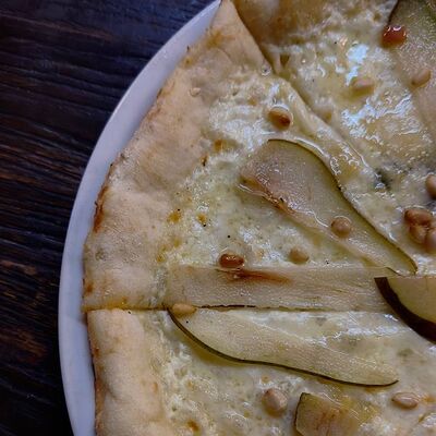 Пицца Груша-горгонзола в Арт-шоу ресторан Балаган Сити по цене 825 ₽