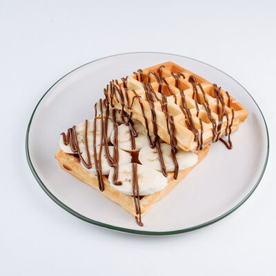 Вафли с бананом и шоколадным соусом в 7:35 Заря & KitaEast по цене 450 ₽