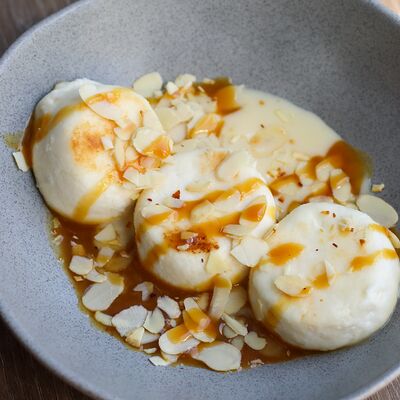 Сырники с заварным кремом, соленой карамелью и лепестками миндаля в Локация кофе по цене 450 ₽