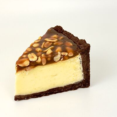 Чизкейк сникерсв Просто Азия x Десертория по цене 460 ₽