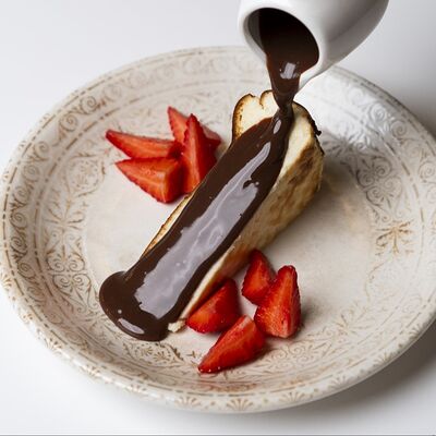 Чизкейк Сан Себастьян с клубникой и шоколадомв Romanico по цене 950 ₽