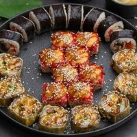 Сет Игра в кальмара в OMAKASE SUSHI ROLLS