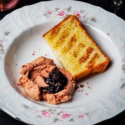 Паштет из куриной печени с луковым конфитюром и бриошью в Цех по цене 340 ₽
