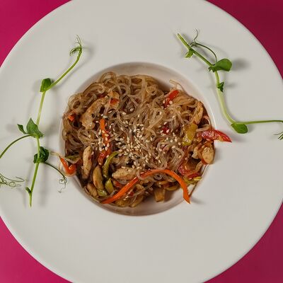 Фунчоза в сладком чили с говядиной New в Bananapizza по цене 330 ₽