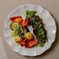 Медальоны из говядины с соусом кальби, овощами на гриле и картофелем бейби в INTRO