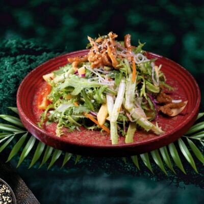 Салат из одуванчиков со свининой в LAOBAN по цене 910 ₽