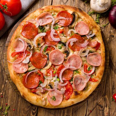 Pizza Деревенскаяв Сырный Бортик! по цене 820 ₽