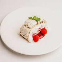 Фисташковый рулет с малиной и кремом в Клёво