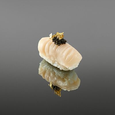 Суши гребешок с черной икрой в OUGI по цене 850 ₽