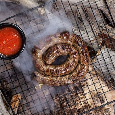 Жареная говяжья колбаска с гарниром в 7 небо по цене 660 ₽