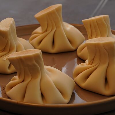 Хинкали свино-говяжьи отварные в Буржуй по цене 550 ₽