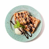 Венская вафля с авокадо и яйцом пашот в Vibes Cafe