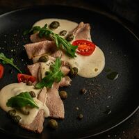 Вителло тоннато (телятина су-вид с соусом из тунца) в Fatucci Fine Food