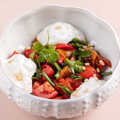 Салат из томатов с печеным перцем и козьим сыром в Avgust13 по цене 1050 ₽