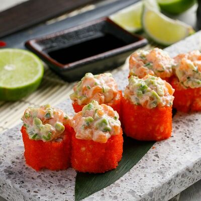 Ролл с лососем, запеченным перцем, черным авокадо и икрой капеллана в Кукумбер по цене 590