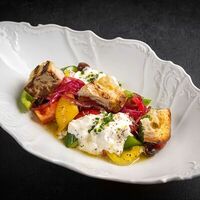 Панцанелла со страчателлой и гренками в Capo Ristorante