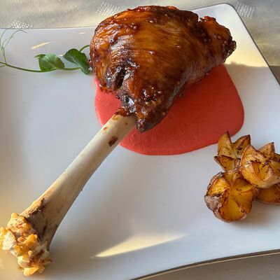 Баранья рулька в сливочно-грибном соусев Шампур по цене 780 ₽