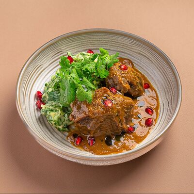 Говяжьи щечки с пюре из картофеля и шпинатом в Швили по цене 840 ₽