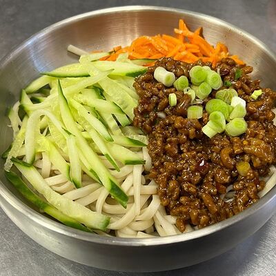 Рубленая свинина с лапшой в Цзао Ван по цене 625 ₽