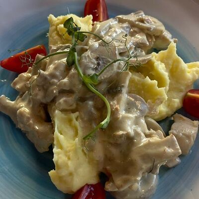 Шампиньоны со сливочной курицей с картофельным пюре в ОстроVok по цене 750 ₽