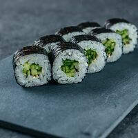 Хосомаки с огурцом в Rolls Bar