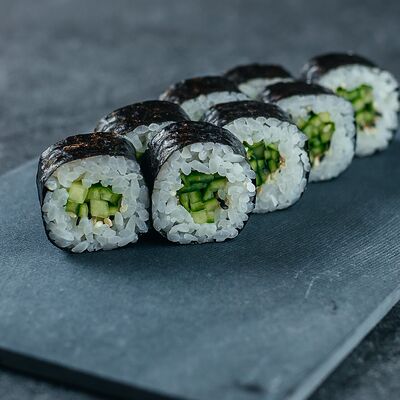 Хосомаки с огурцом в Rolls Bar по цене 241 ₽