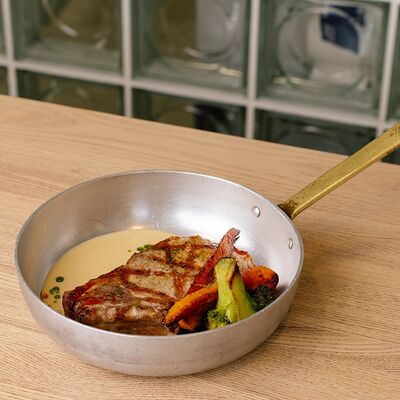 Антрекот из свинины с морковью су-вид, брокколи и сливочным луковым соусом в Садж по цене 940 ₽