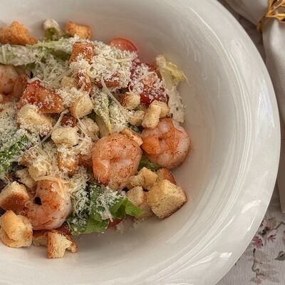 Салат Цезарь с тигровыми креветками в Птичка по цене 825 ₽