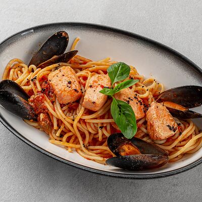 Спагетти с красной рыбой и мидиямив Si M patio по цене 770 ₽