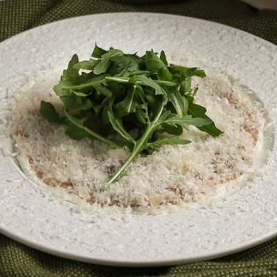 Карпаччо из шампиньонов на баклажановом креме в Юность у моря по цене 495 ₽