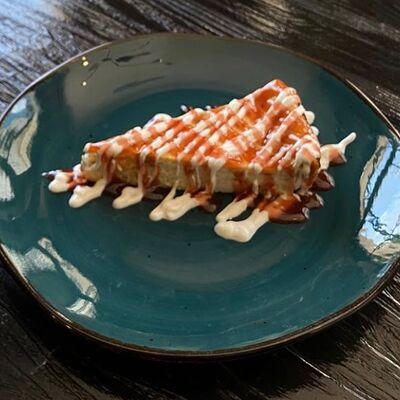 Запеканка творожная с изюмом, клубничным соусом и сметаной в Длинный нос по цене 180 ₽