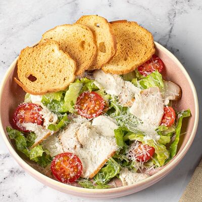 Салат Цезарь с копченой индейкой в Кэрри по цене 470 ₽