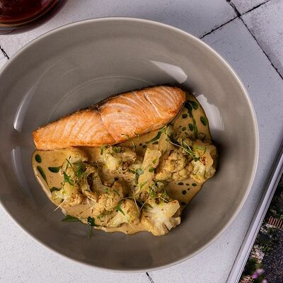 Лосось с цветной капустой карри в Mandarinka Restaurant & Bar по цене 780 ₽