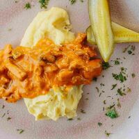 Бефстроганов с картофельным пюре и маринованным огурчикомв Берёзки