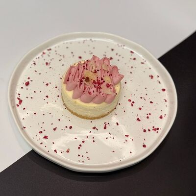 Ванильный чизкейк с намелакой малина в Luna по цене 760 ₽