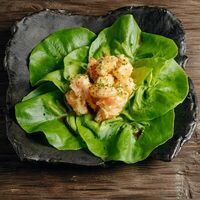 Шрирачо тигровые креветки в Ikura Izakaya Nikkei