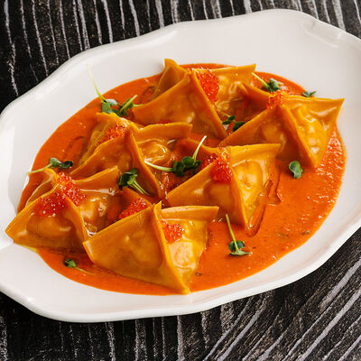 Равиоли с крабом и морепродуктами с пряным лаймовым соусом в Ginza по цене 1990 ₽