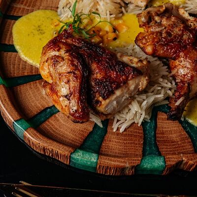 Цыпленок корнишон с рисом и кукурузным соусом в Inside по цене 920 ₽
