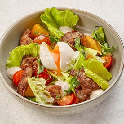 Салат с печенью и яйцом пашот в Пеперончино по цене 595 ₽