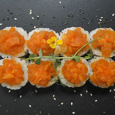 Ролл тартар с лососем в Renai sushi kitchen по цене 680 ₽