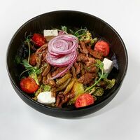 Теплый салат с молодой телятиной и овощамив Ched