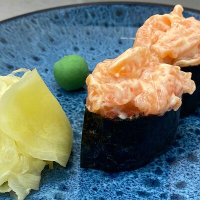 Гункан лосось в Hiro суши-бар по цене 300 ₽