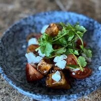 Салат с хрустящим баклажаном и фетой в La Costa