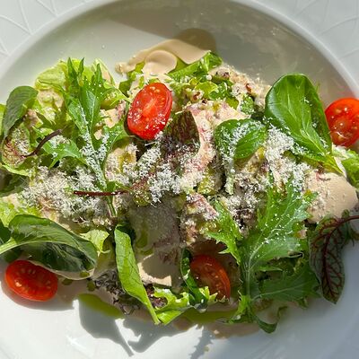 Салат из телятины с киноа и артишоками в Wine & Vine по цене 1365 ₽