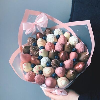Букет из клубники в шоколаде Розовые сны М в Klubnika Bar по цене 4950