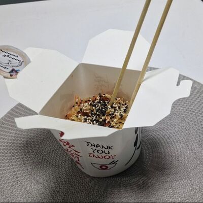 Wok с креветками и кальмаром устричный в Райский дворик по цене 440 ₽