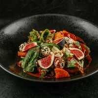 Тайский салат с тыквой и инжиром в Wok café
